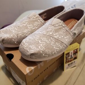 BRAND NEW TOMS
